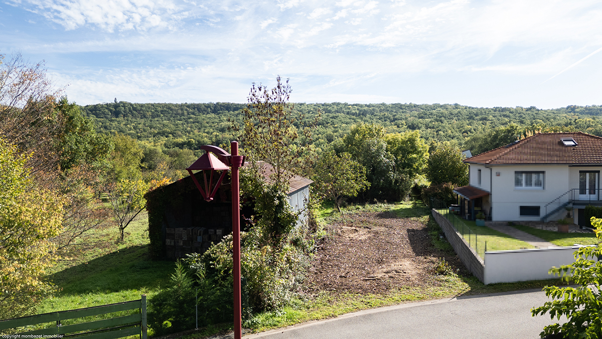 Terrain 1916 m² · à Marsat · 131 800 €